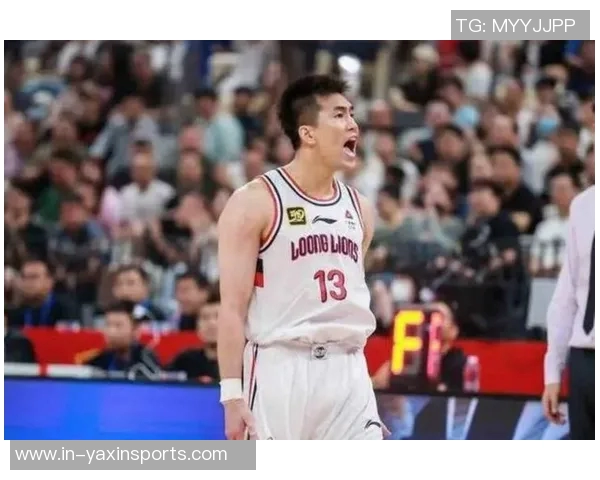 郭艾伦次节末表现出色助力球队追分半场贡献6分2助展现全面能力